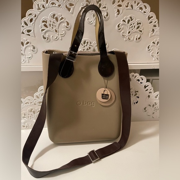 long shape O bag in good condition no scratch or any other damage fits a lot. - Picture 1 of 16